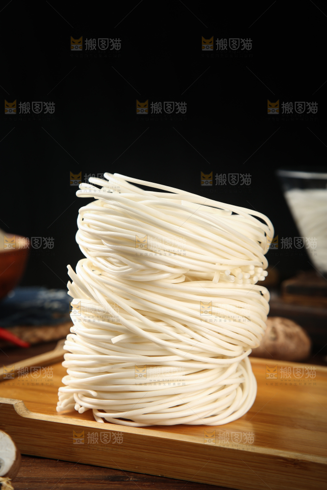 木盘里放着土豆粉