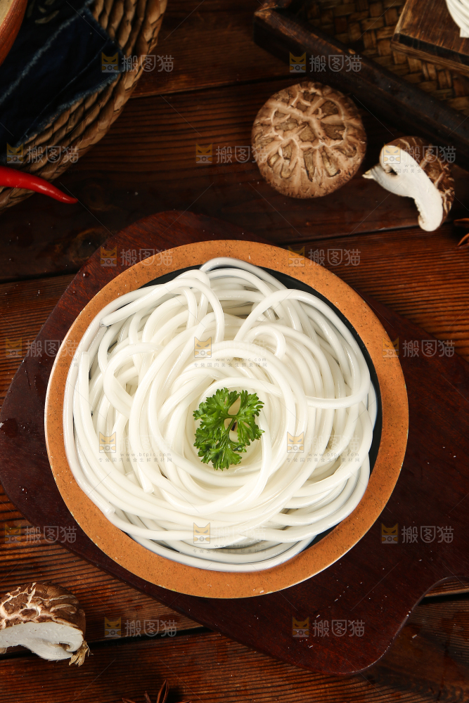 一盘泡发过的东北土豆粉