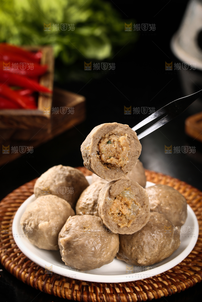 叉子上插着牛肉丸子