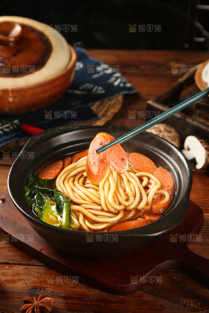 木底上放着砂锅土豆粉