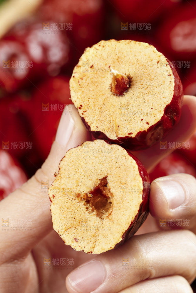 手里拿着红枣