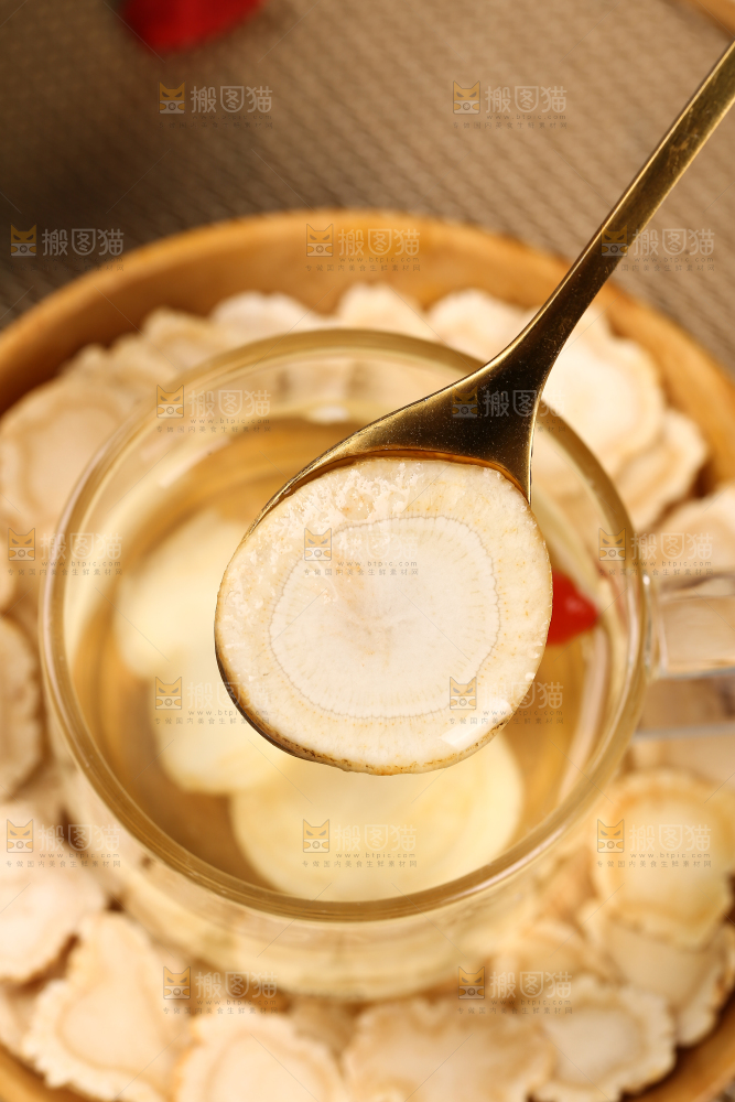 勺子上舀着西洋参片
