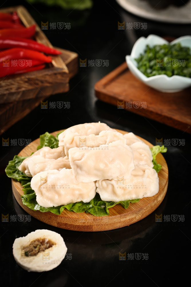 菜叶上摆放着火锅虾饺