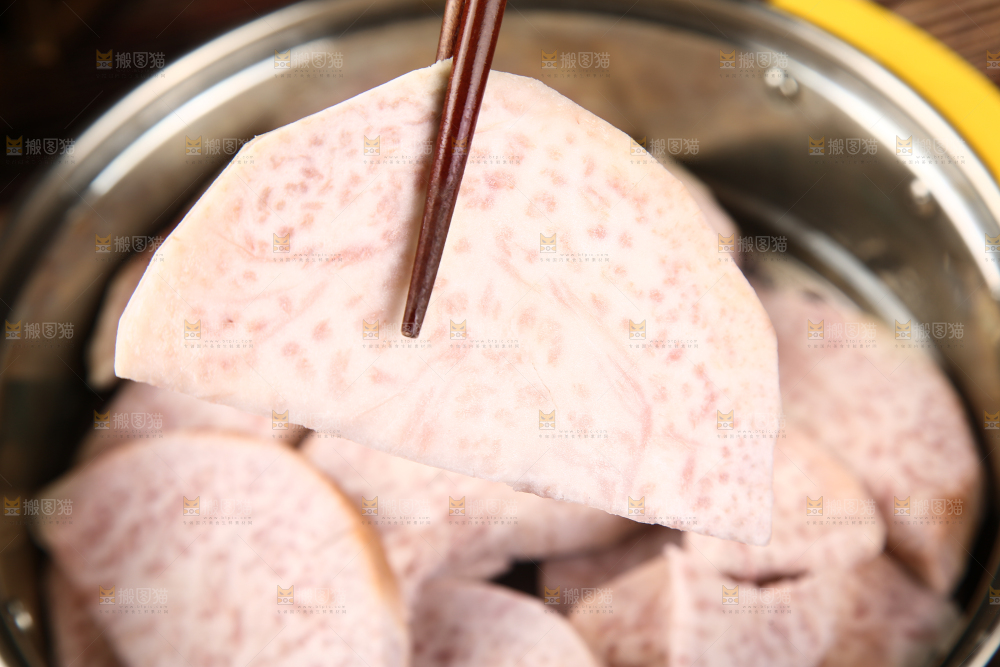 筷子上夹着芋头