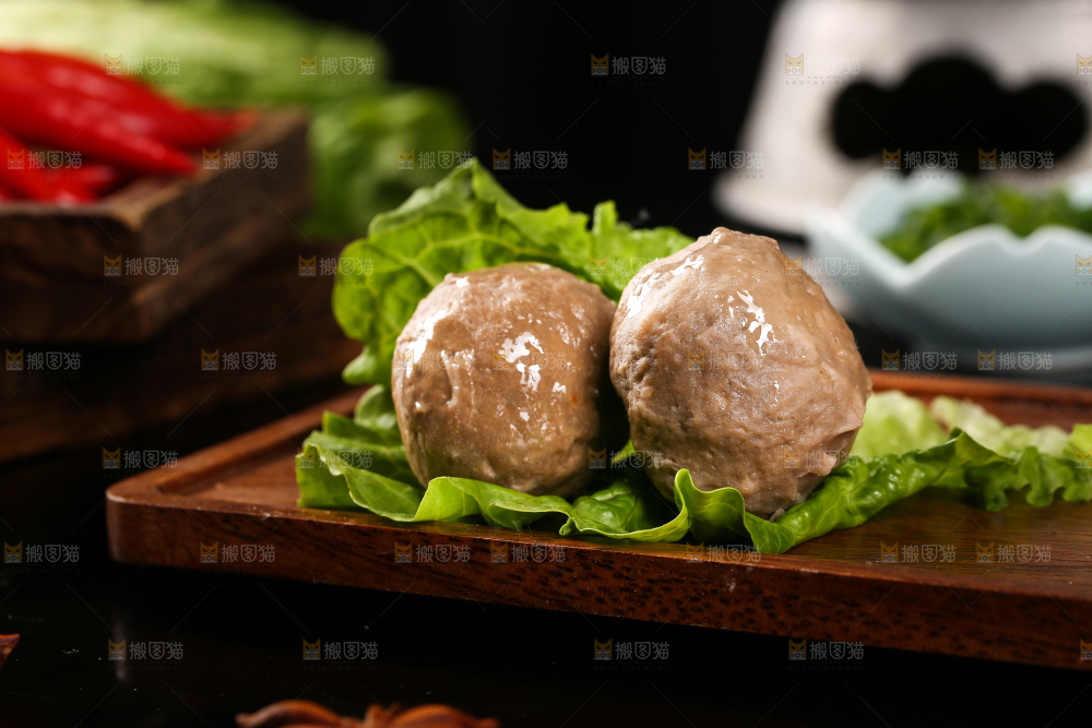 生菜叶子上摆放着牛筋丸