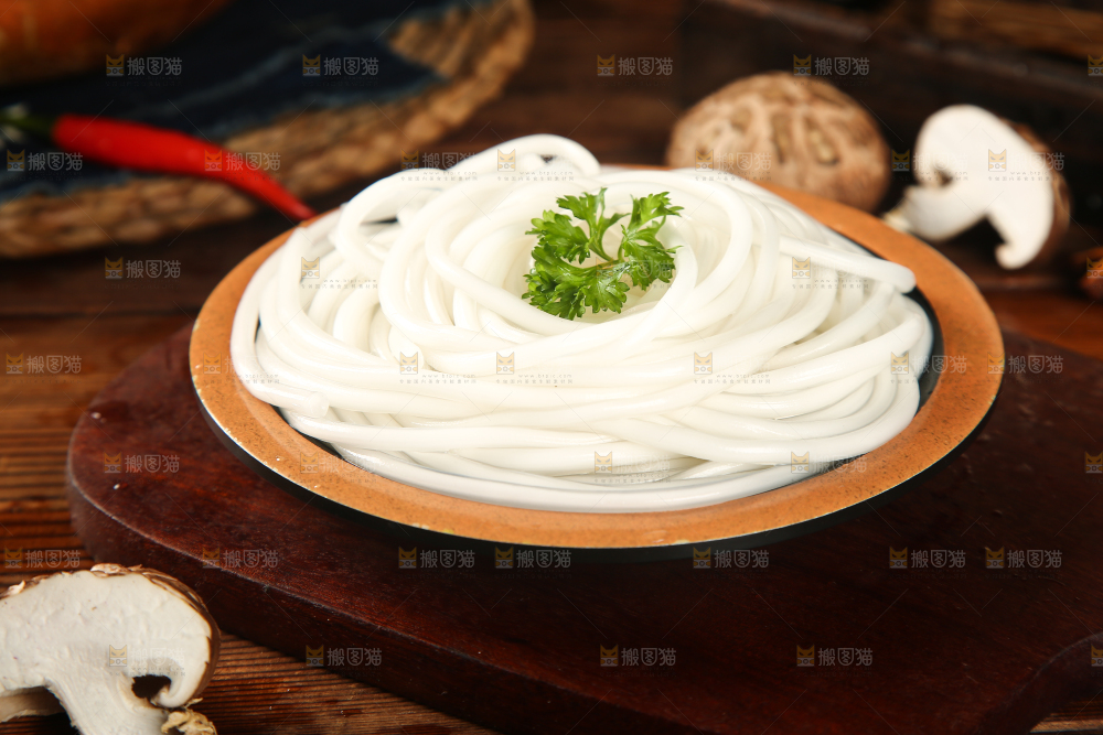 一盘泡发过的东北土豆粉