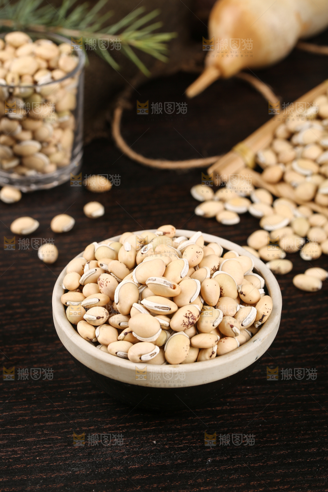 深底上摆放着一碗云南白扁豆