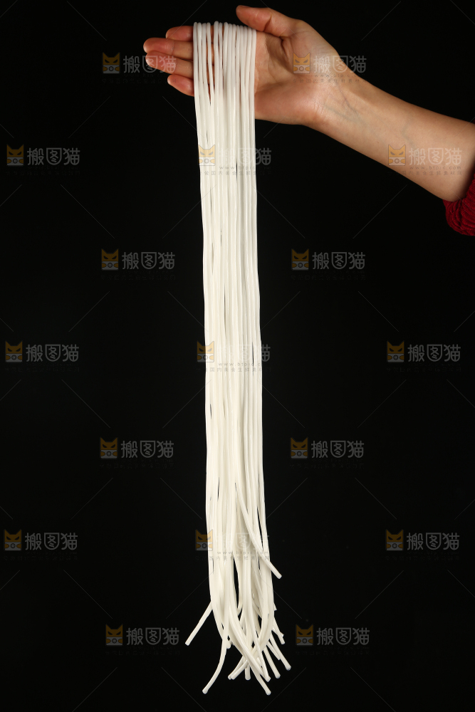 手里拿着泡发过的土豆粉