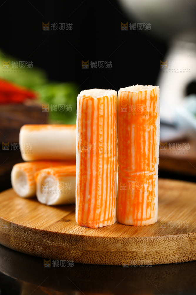 木板上摆放着蟹肉棒