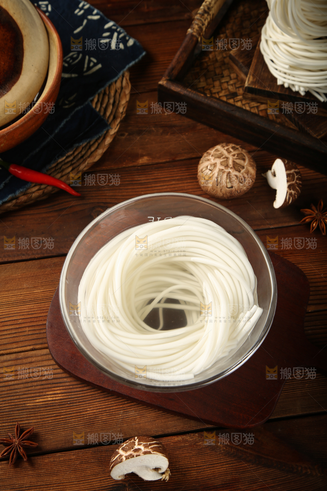 碗里泡着土豆粉