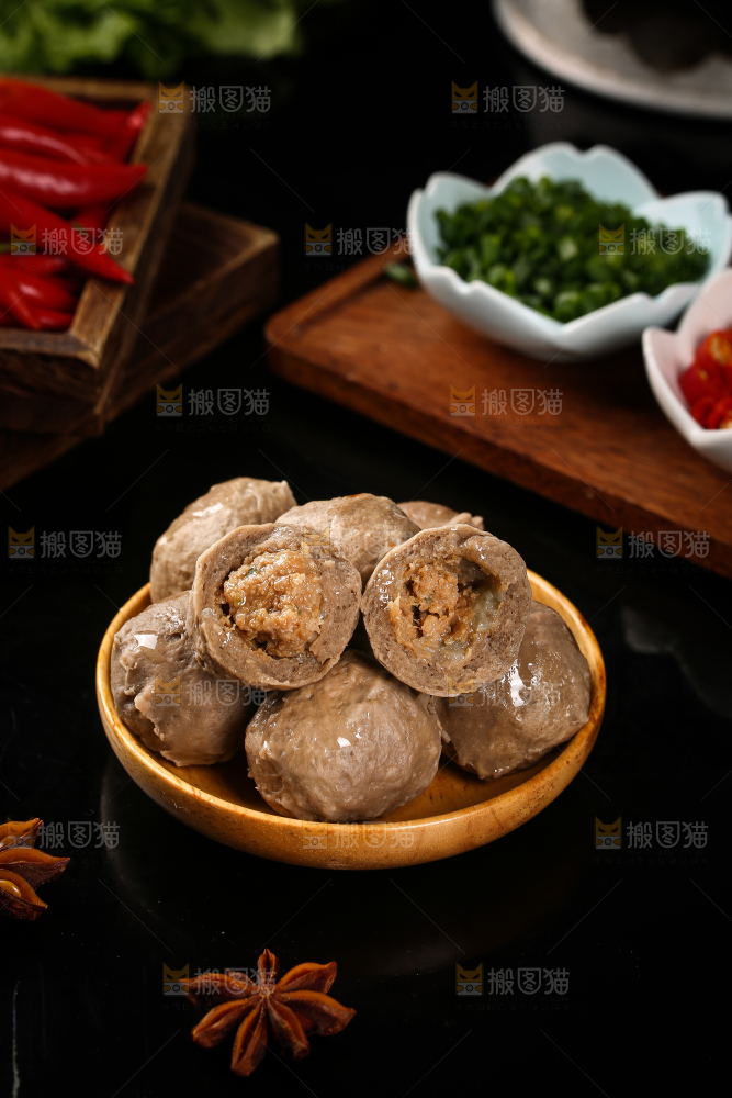 案板上摆放着一盘肉丸子