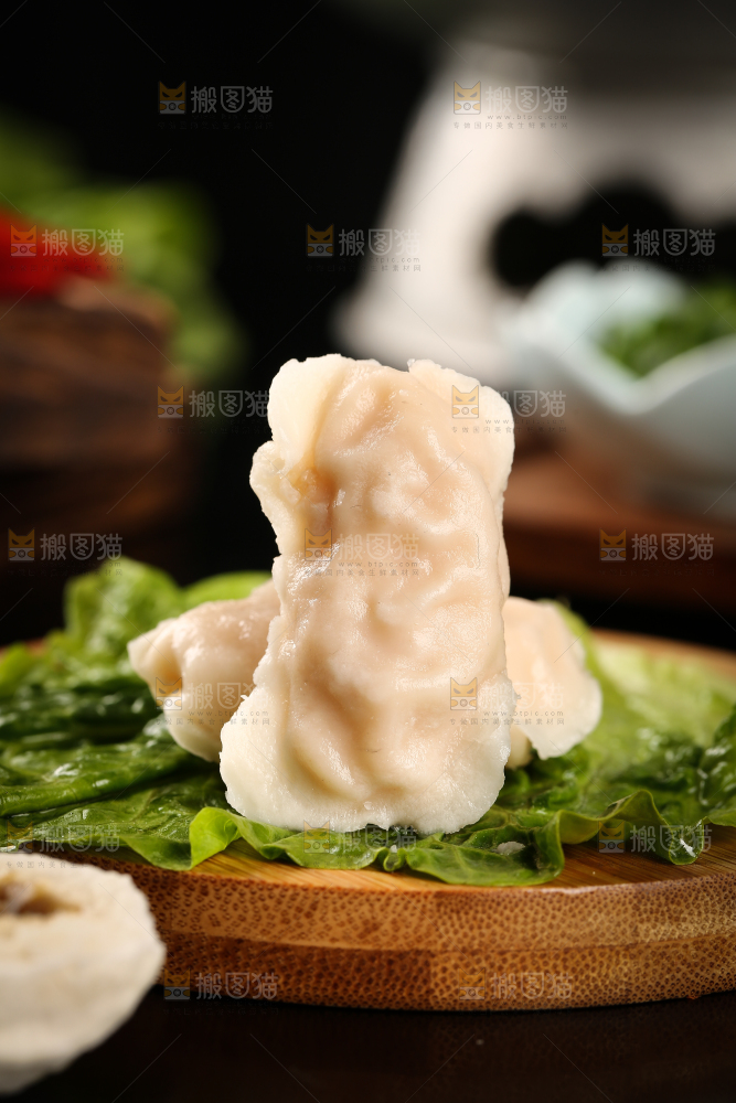 菜叶上摆放着火锅虾饺