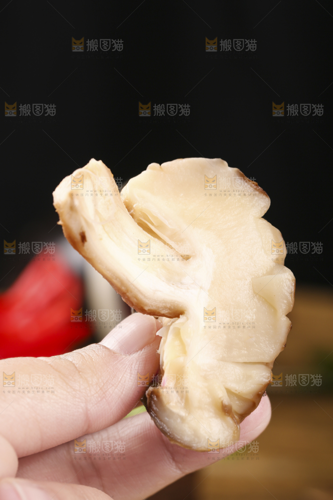 手里拿着泡发过的香菇