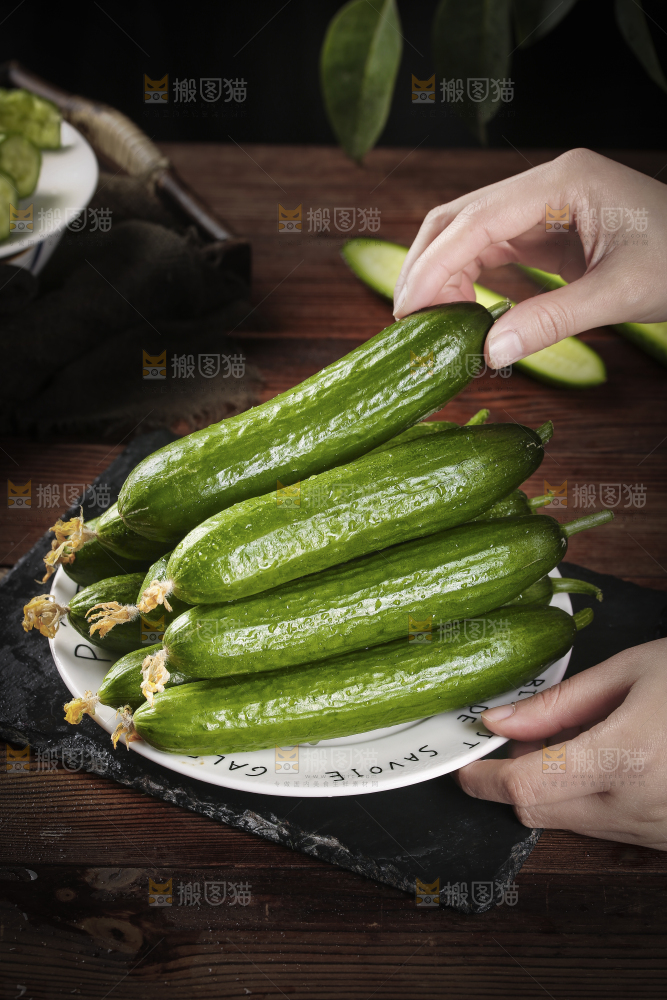 手里端着一盘小黄瓜