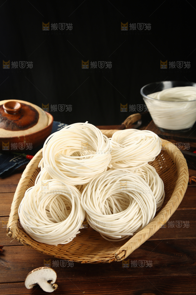 簸箕里的东北粉条