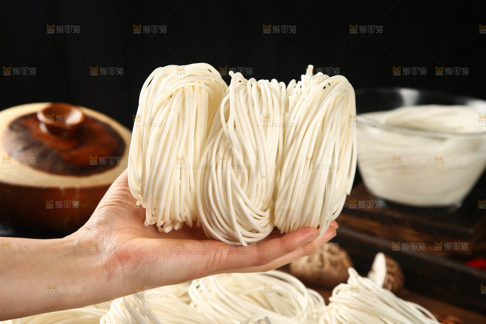 手里拿着土豆圆粉