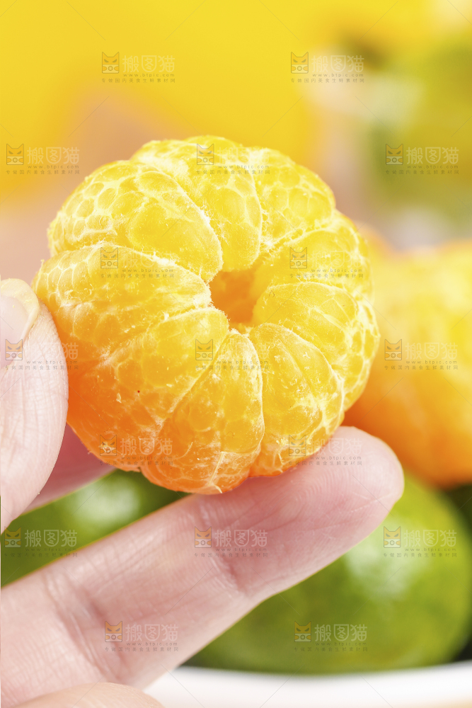 手里拿着清香蜜桔果肉