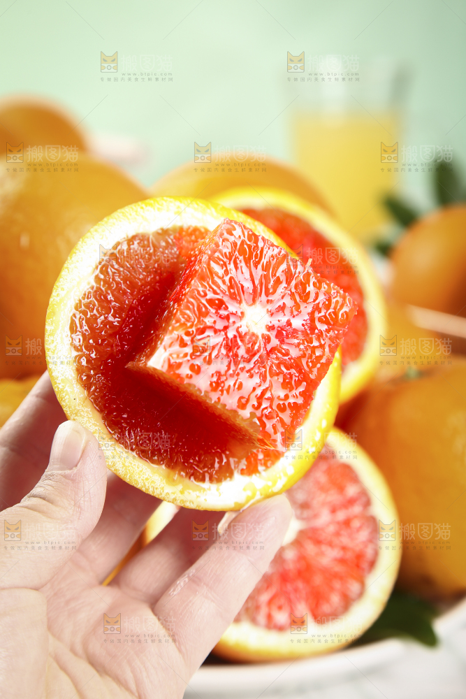 手里拿着赣南玫瑰橙