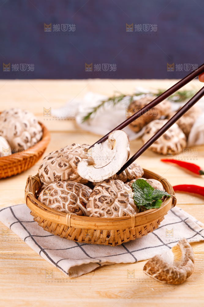 筷子上夹着香菇