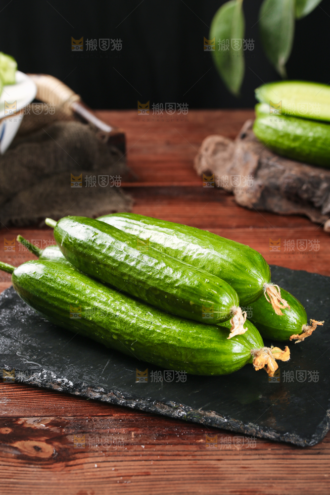 黑石板上放着山东水果黄瓜