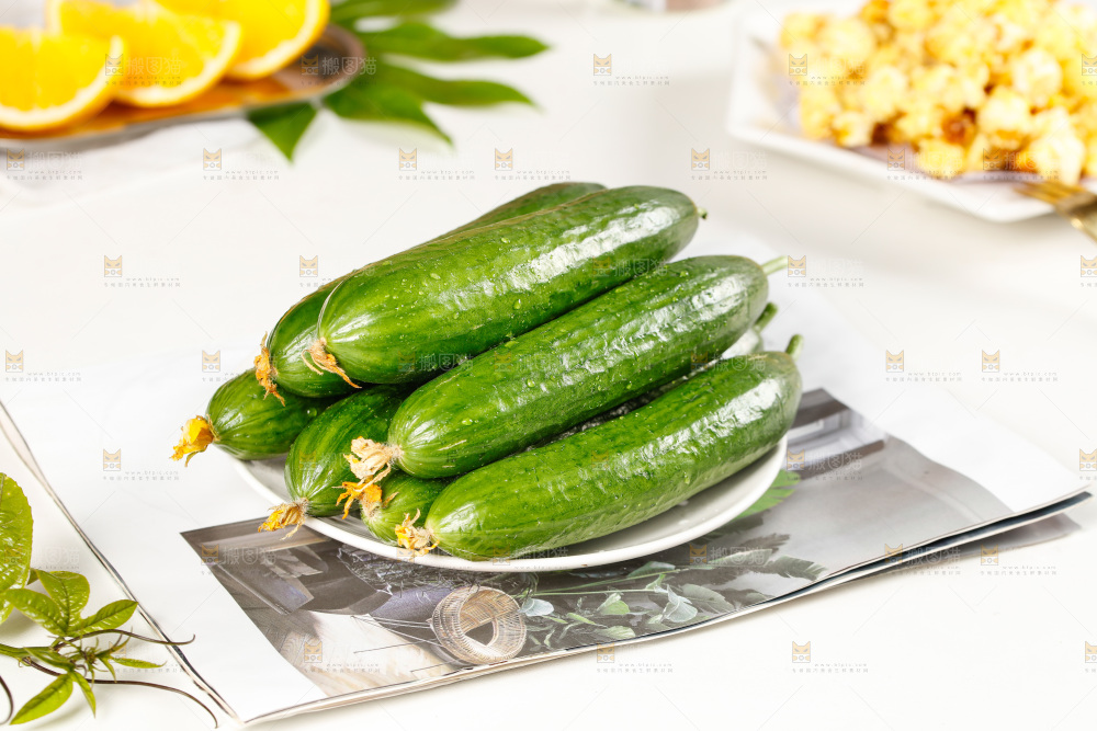 一盘新鲜水果小黄瓜