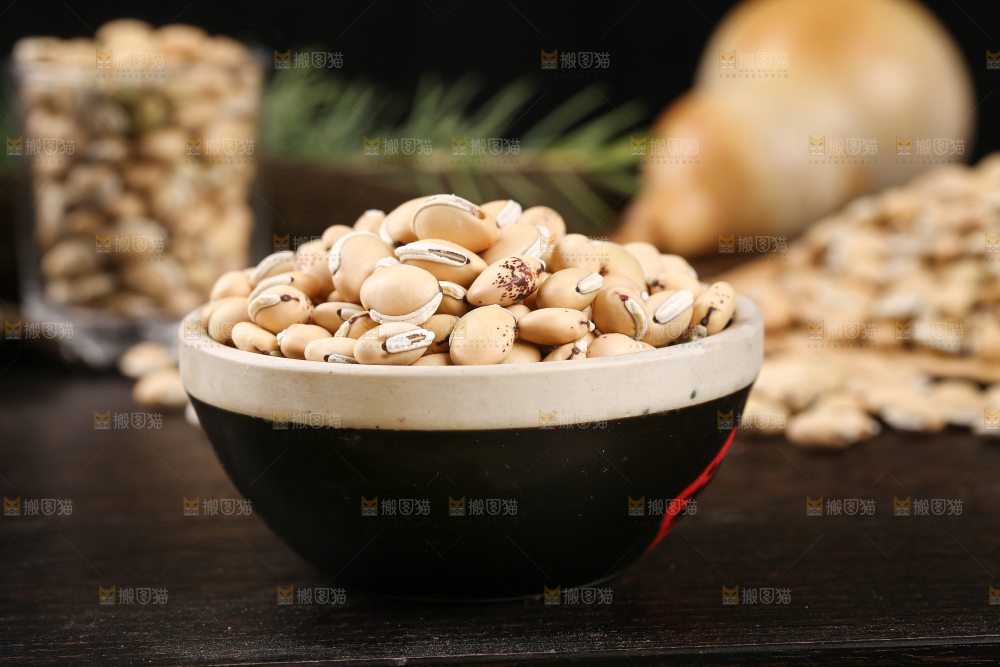 深底上摆放着一碗云南白扁豆