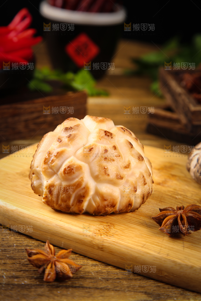 木板上摆放着香菇