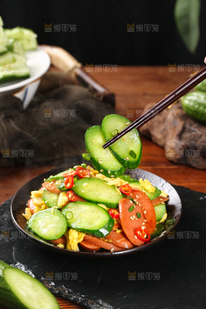 筷子上夹着黄瓜