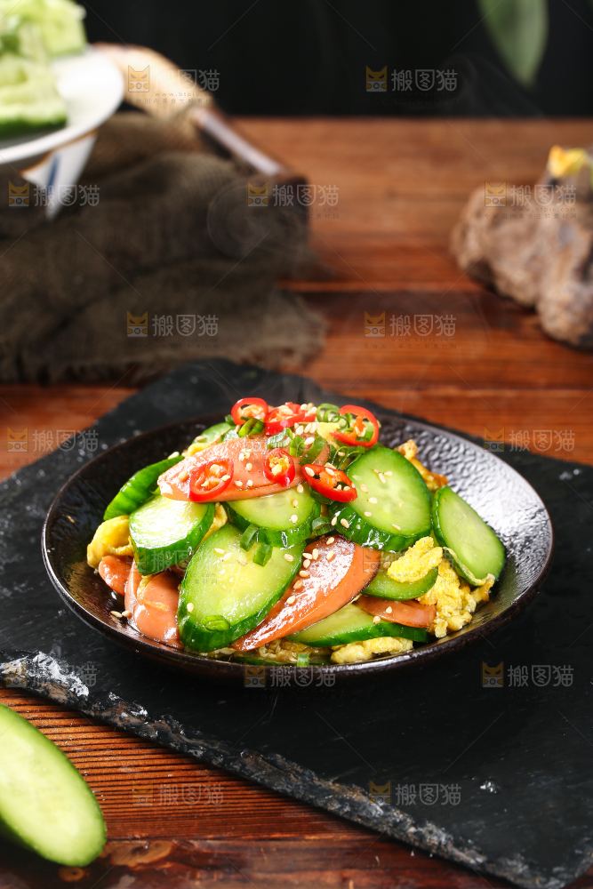 一盘黄瓜火腿肠炒鸡蛋