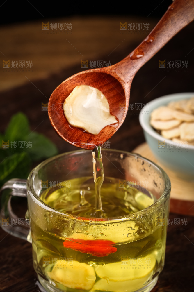 木底上一杯西洋参茶