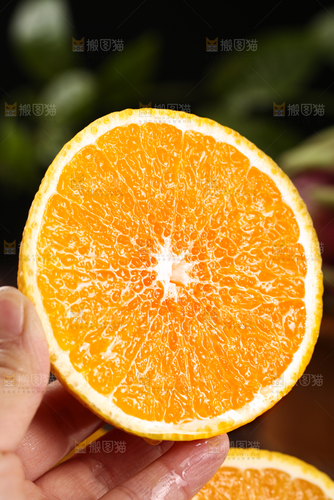 手里拿着半边切面的橘柚