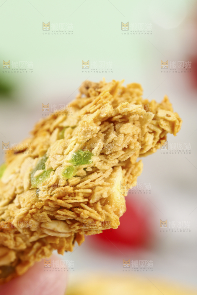 手里拿着燕麦饼干