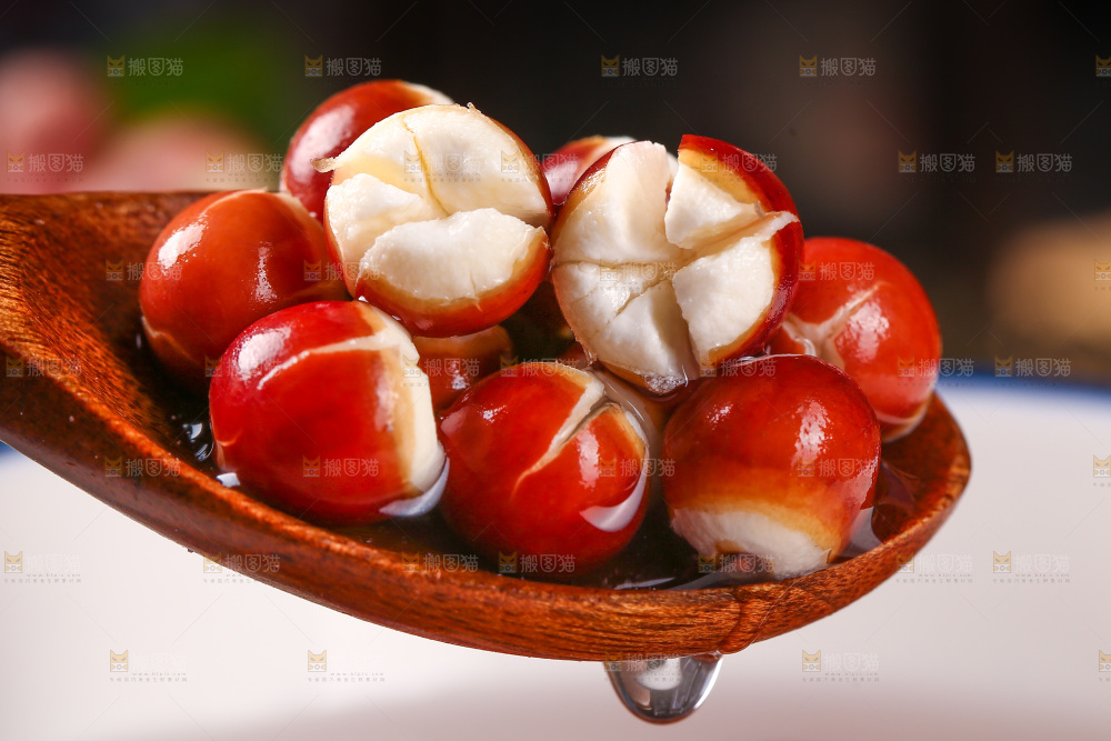 勺子上舀着芡实