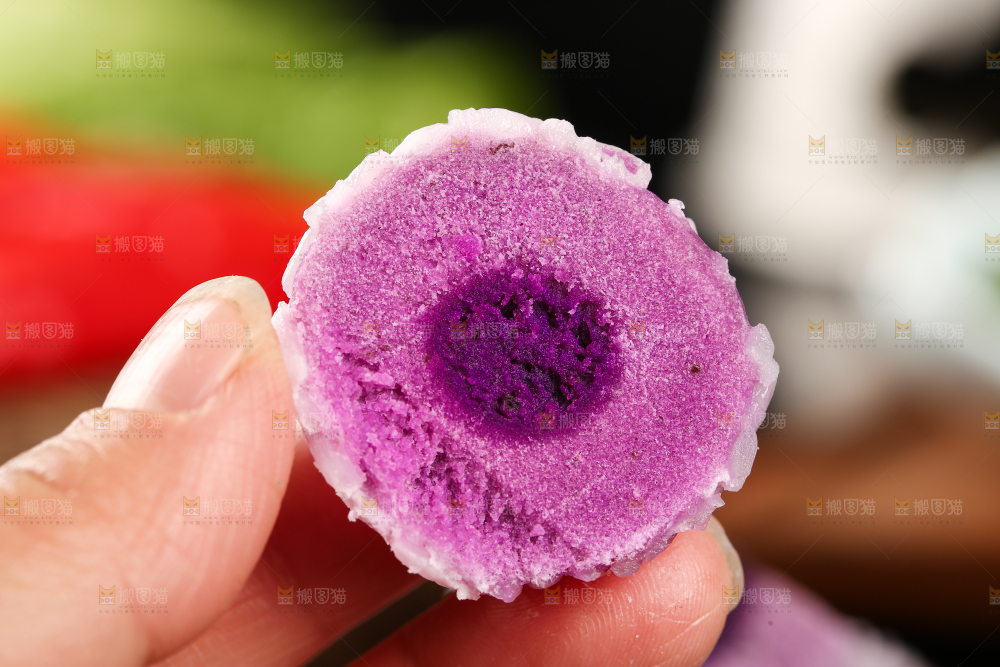 手里拿着紫薯丸子