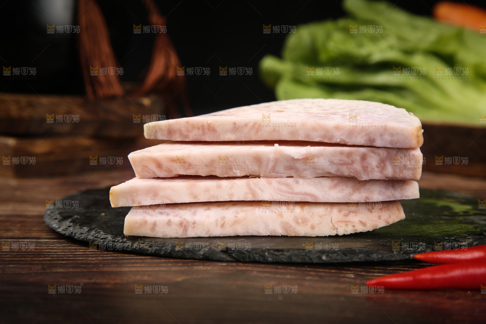 黑石板摆放着切块的广西芋头