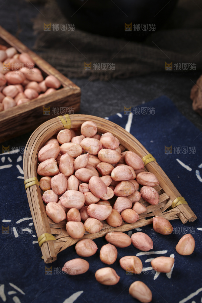 簸箕里装着生花生米
