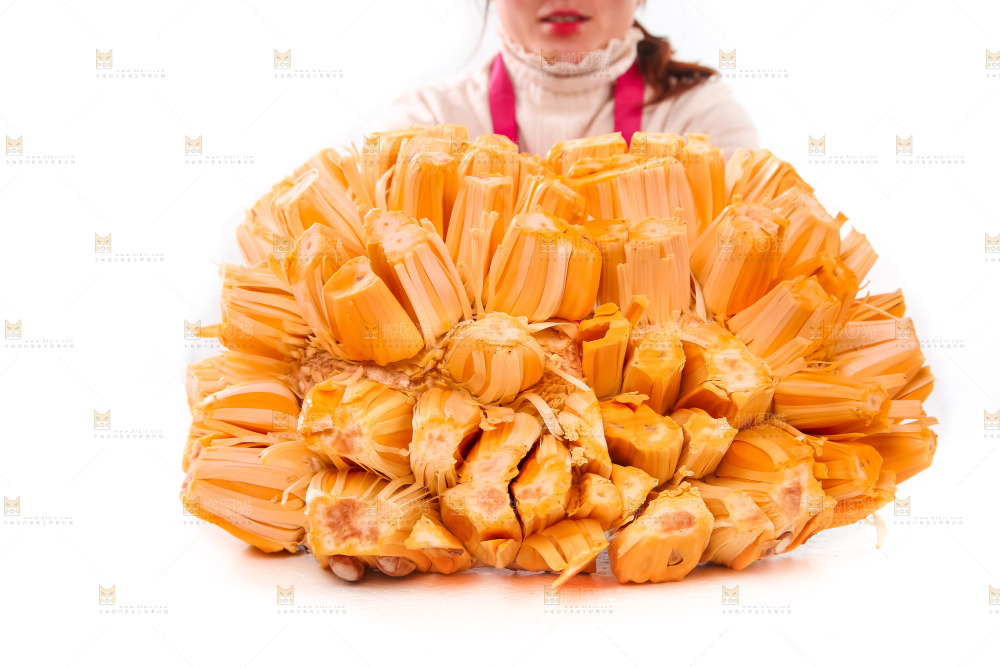 手里捧着红肉菠萝蜜