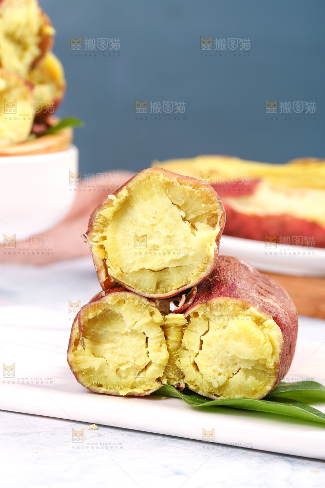 石板上放着沙地板栗红薯