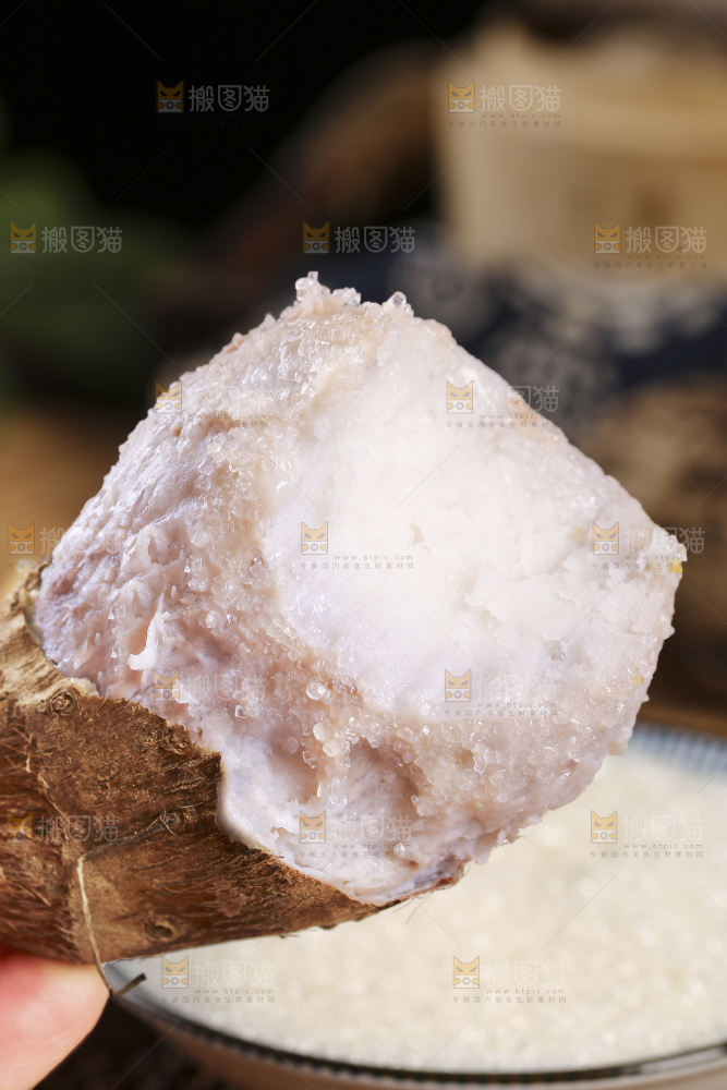 手里拿着小芋头