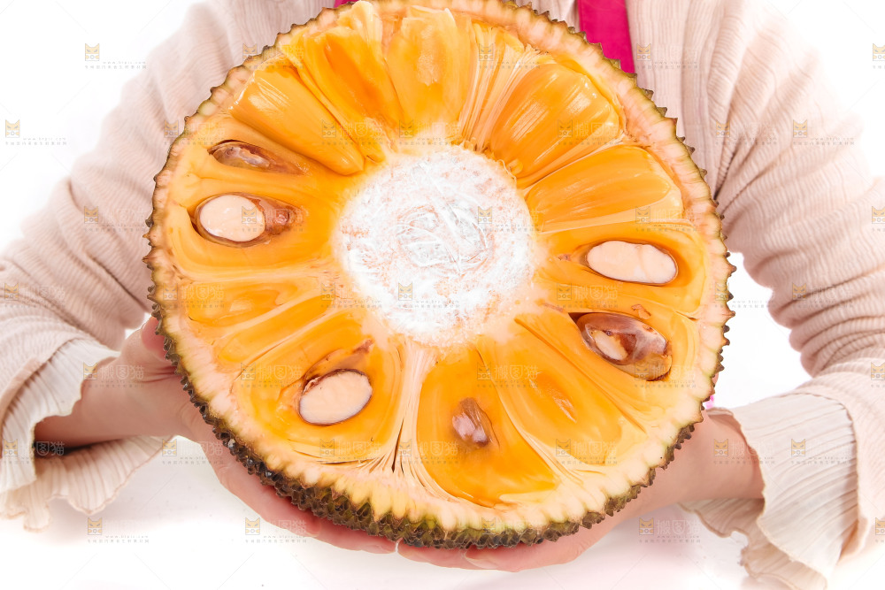 手里抱着半边泰国菠萝蜜