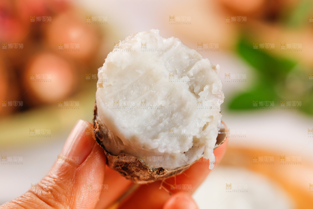 手里拿着蒸熟的小芋头