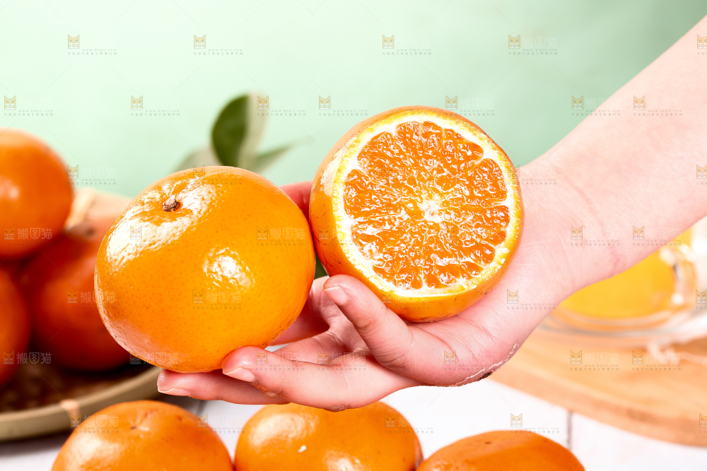 手里拿着沃柑