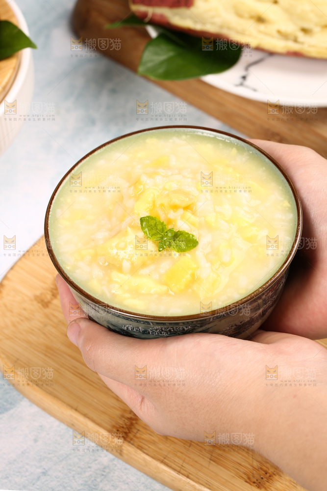 勺子上舀着板栗红薯粥