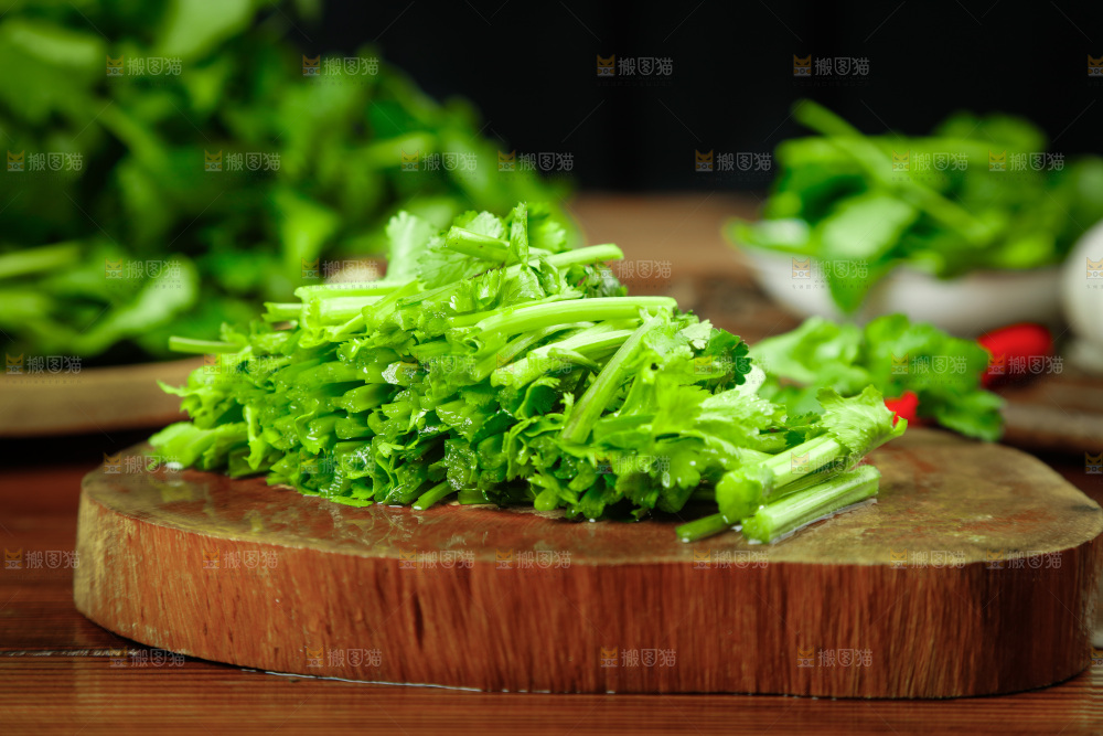 木底上放着小香菜