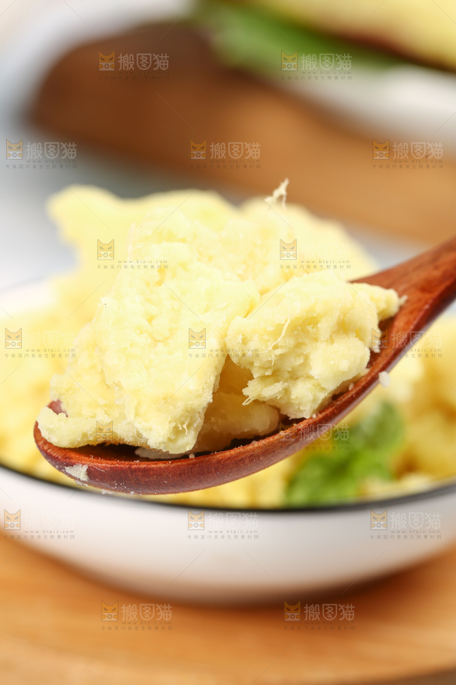 勺子上舀着板栗红薯泥