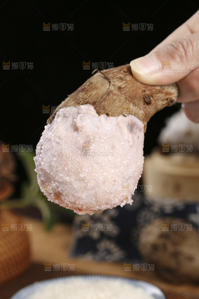 手里拿着小芋头