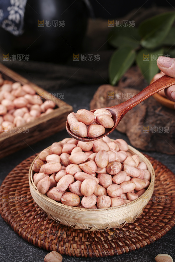 勺子上舀着花生米