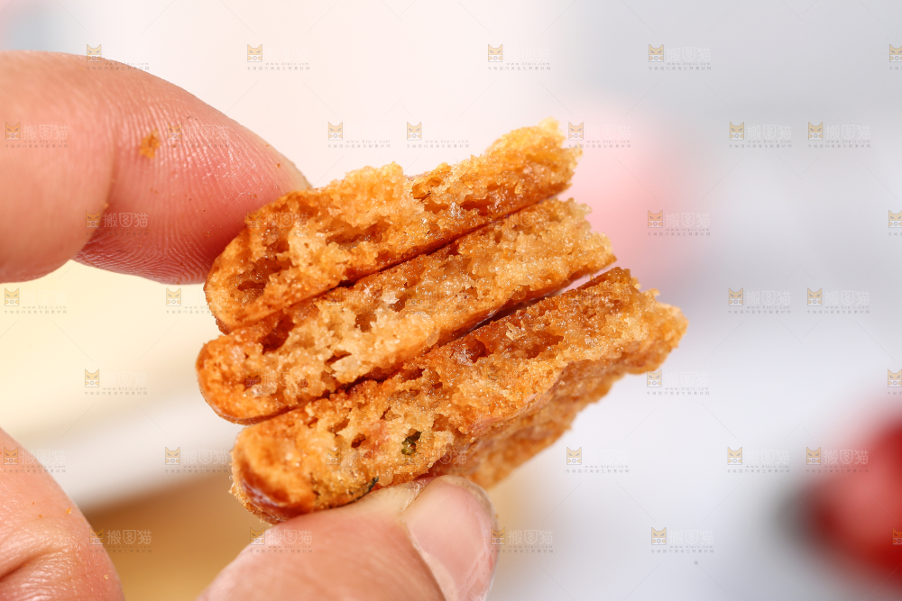 手里拿着鸡仔饼