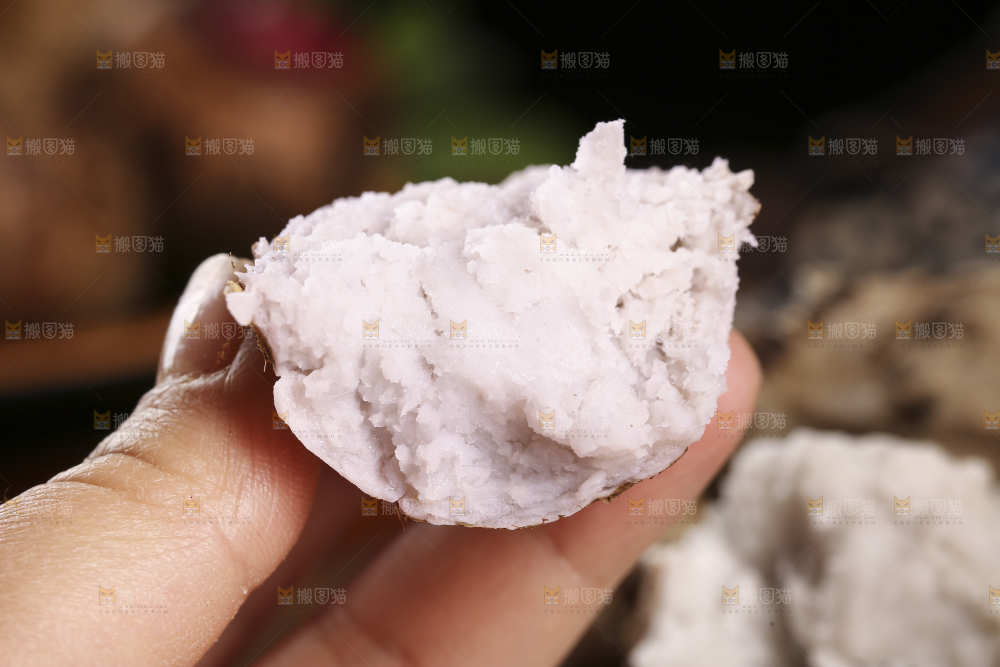 手里拿着蒸熟的芋头