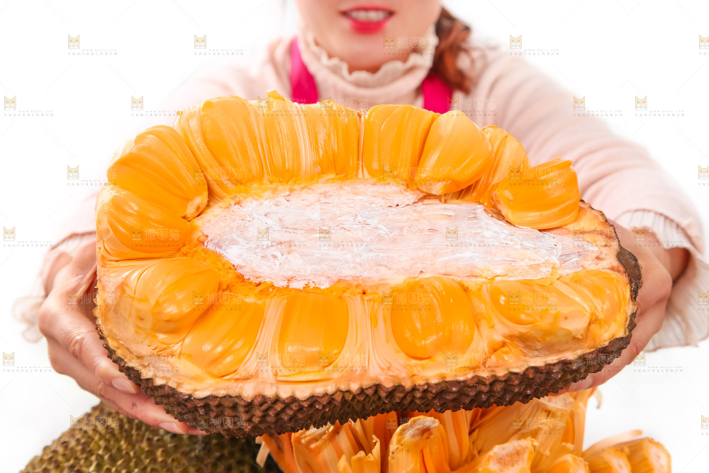 手里捧着进口红肉菠萝蜜
